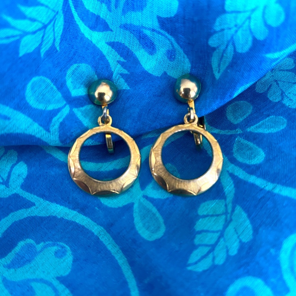 VINTAGE 1970’s Gold Tone CLIP ON Earrings